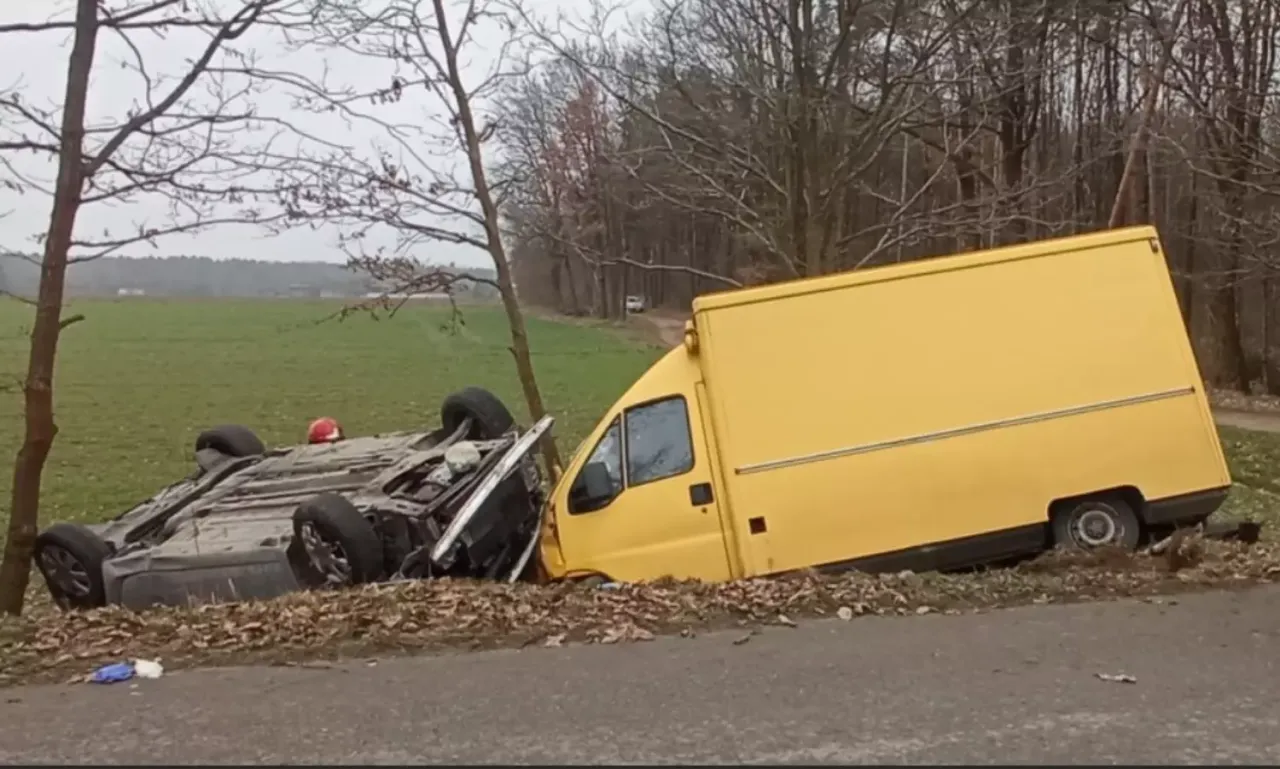 Wypadek z udziałem ż&oacute;łtej furgonetki i przewr&oacute;conego samochodu. Może to być skutek jazdy po alkoholu, za co grożą nowe kary.