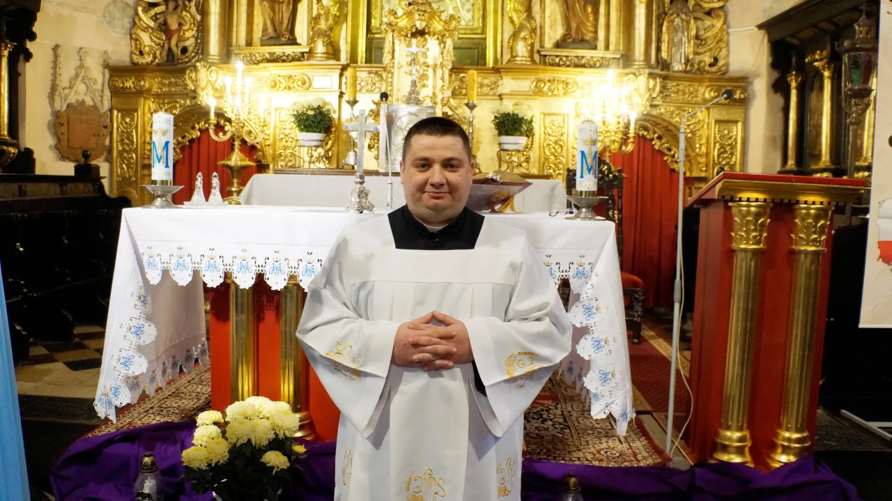 ksiądz w kancelarii parafialnej rozmowa