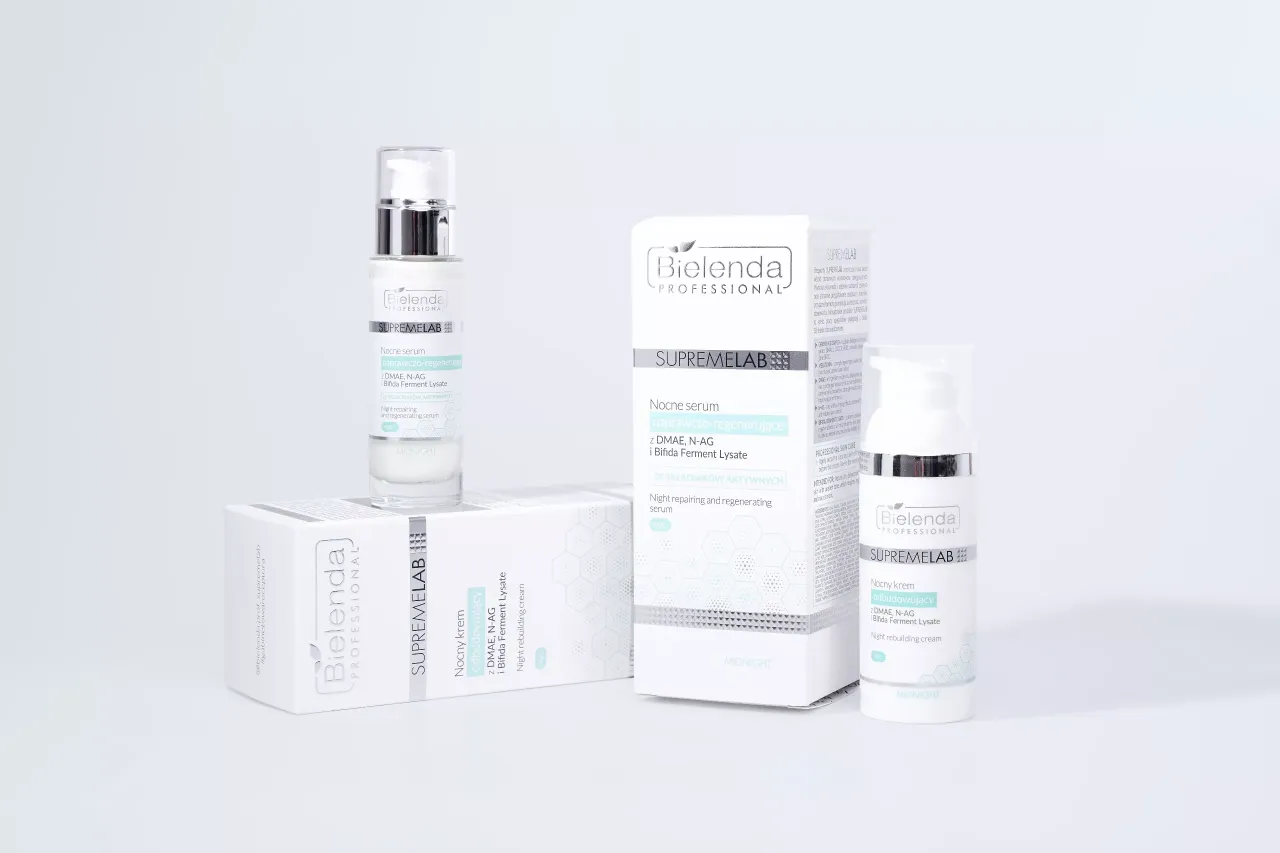 Nocny krem rewitalizujący Bielenda Supremelab usuwa oznaki zmęczenia. Zestaw zawiera serum i krem na noc.