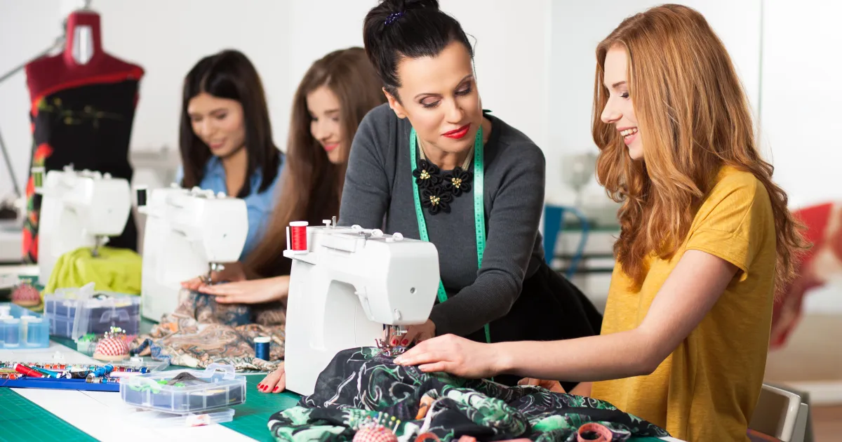 Młodzi ludzie zdobywający doświadczenie zawodowe, staż, praktyki