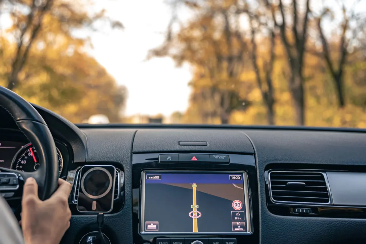 Widok z samochodu na nawigację pokazującą trasę. Zastanawiasz się, jak zaktualizować mapę w nawigacji, by podróżować bez przeszkód?