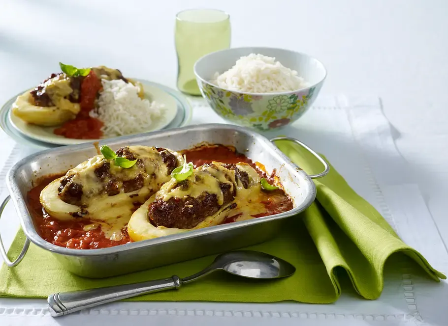 Gef&uuml;llte Gurken in Tomatenso&szlig;e mit Reis serviert