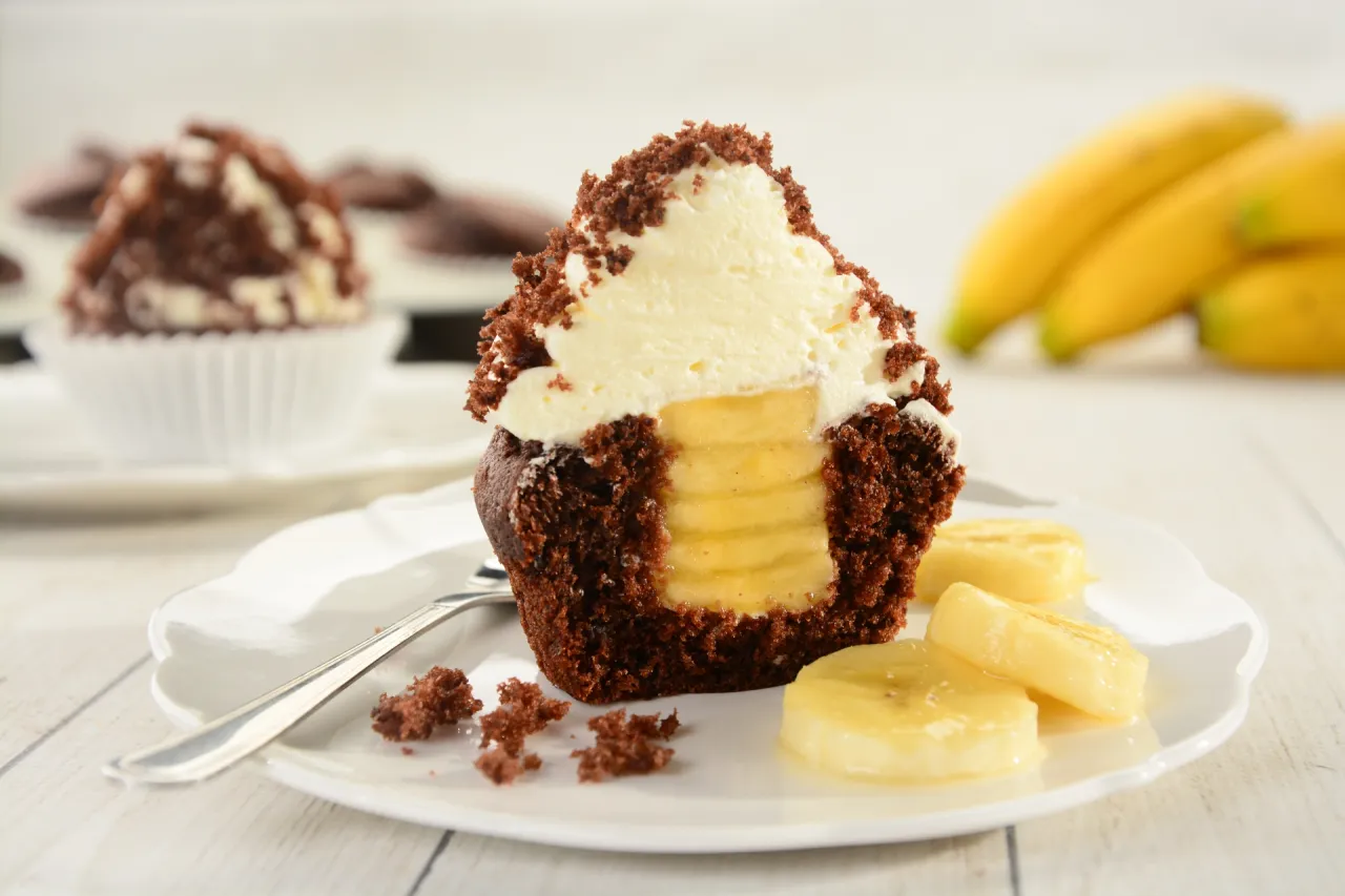 Różne smaki babeczek czekoladowe owocowe