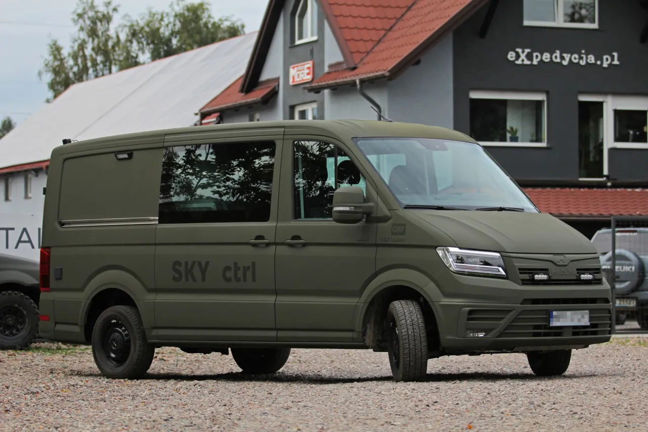 samoch&oacute;d malowany raptorem przed i po