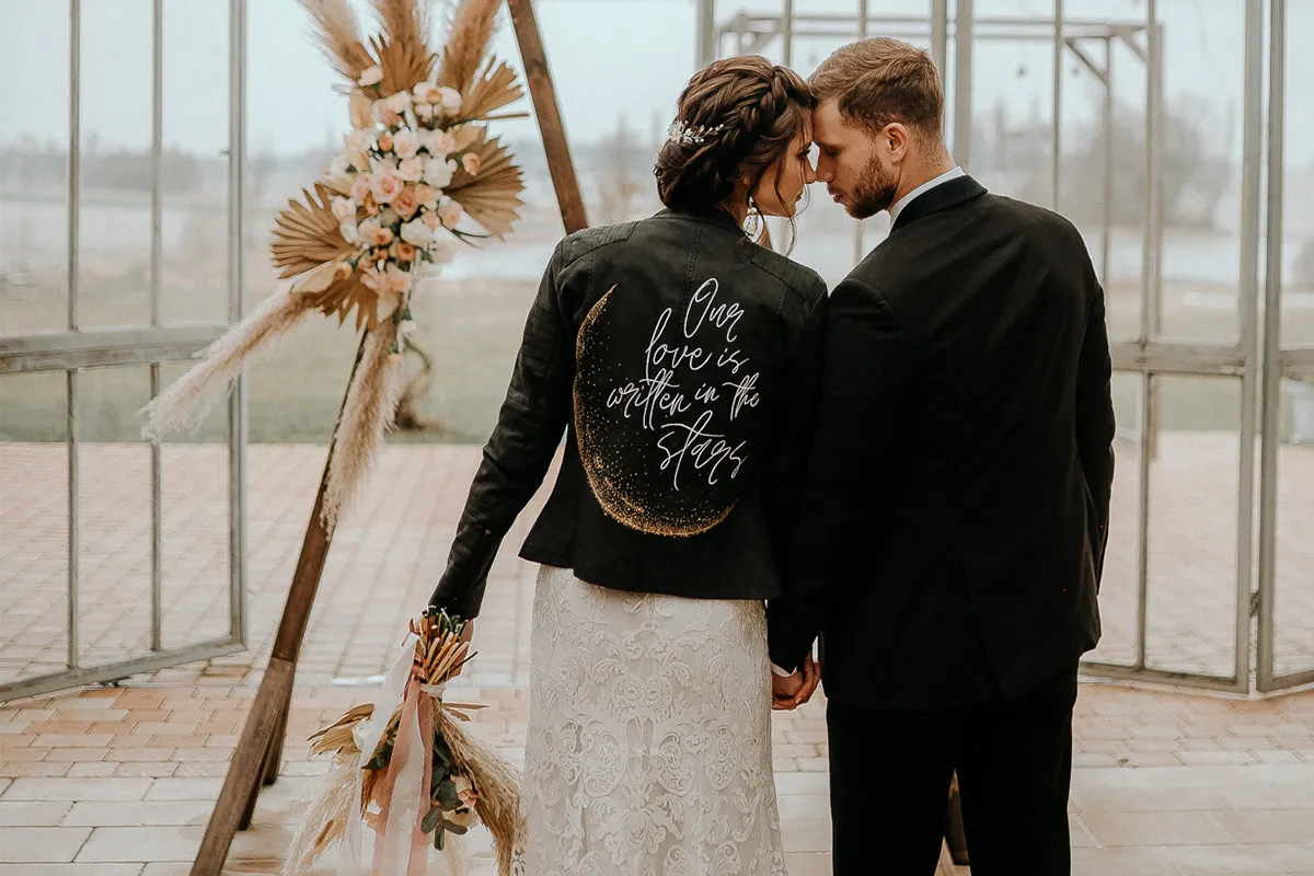 Panna Młoda w różnych okryciach ślubnych