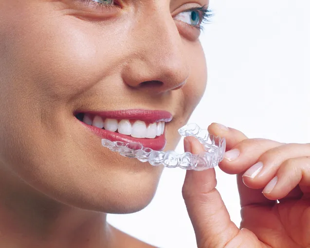 aparat lingwalny i przezroczyste nakładki invisalign