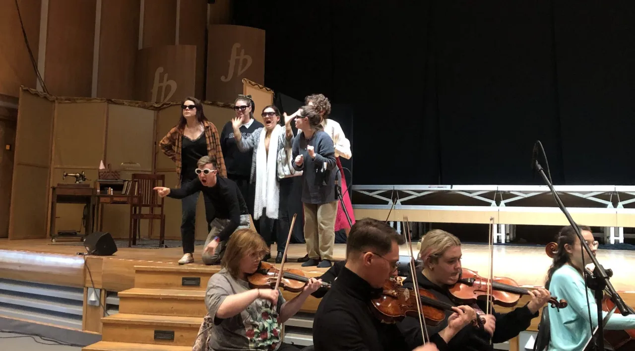 studenci UMFC w sali pr&oacute;b