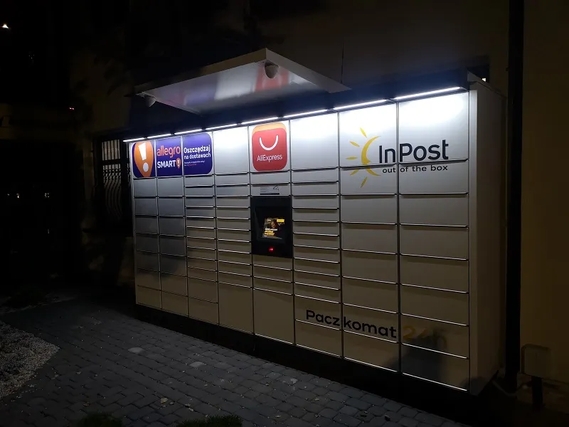 Kurier InPost w nocy przy paczkomacie