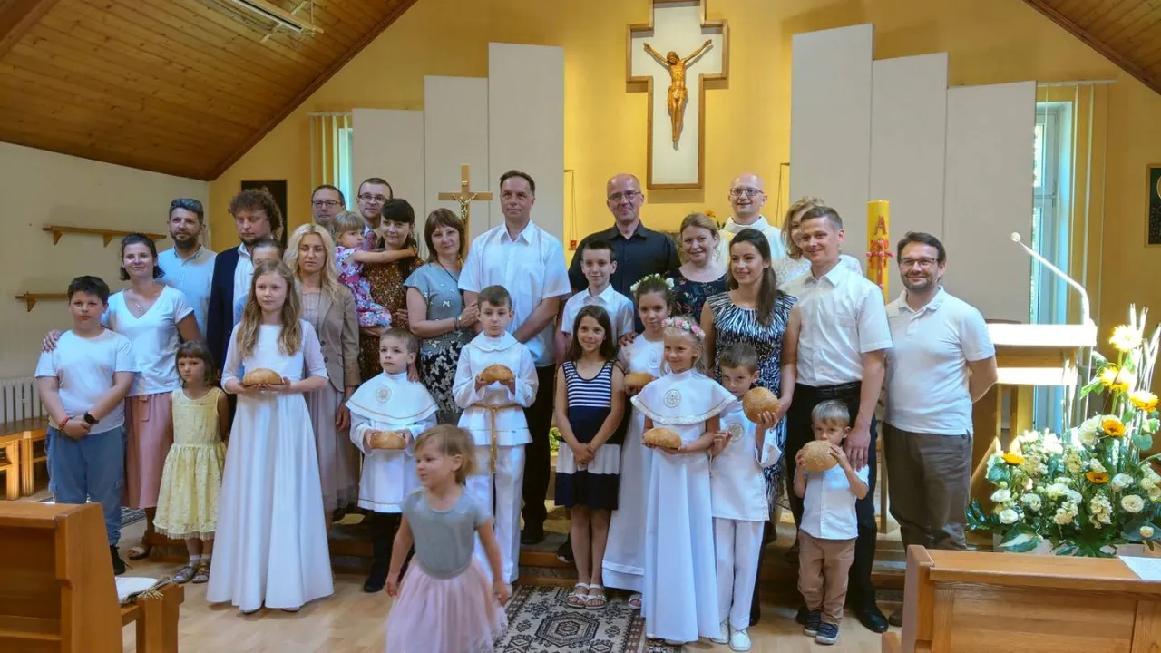 Rodzice z dzieckiem na spotkaniu komunijnym w kościele