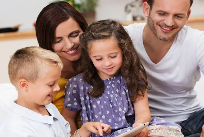 Rodzice z dzieckiem w domu