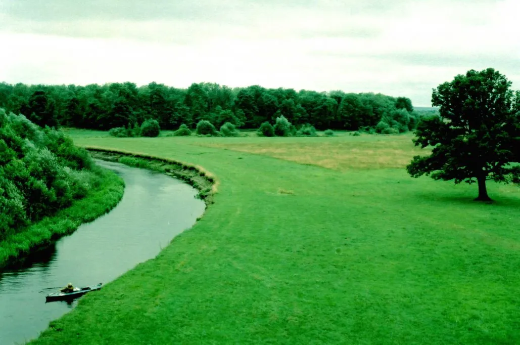 Rzeka z zaznaczonym nurtem i korytem