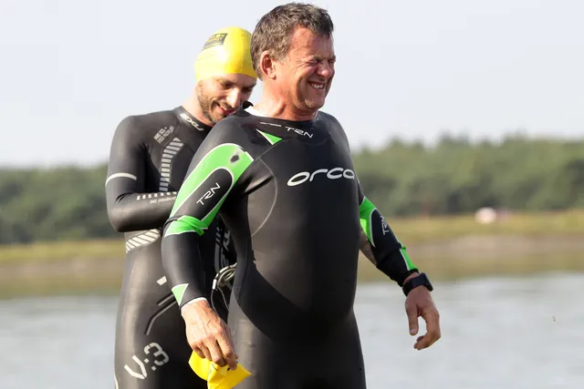 osoba w piance pływackiej w wodzie