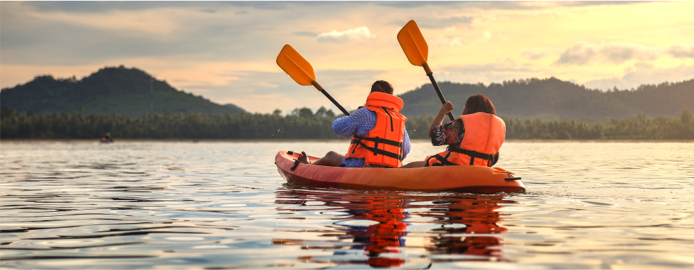 Kajakarz w kamizelce asekuracyjnej na rzece