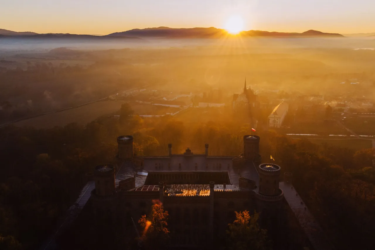 Osoba edytująca zdjęcie na smartfonie