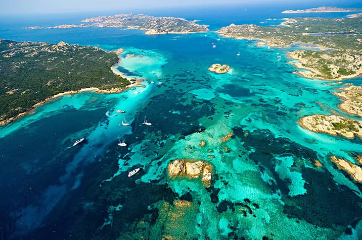 Archipelag La Maddalena turkusowa woda
