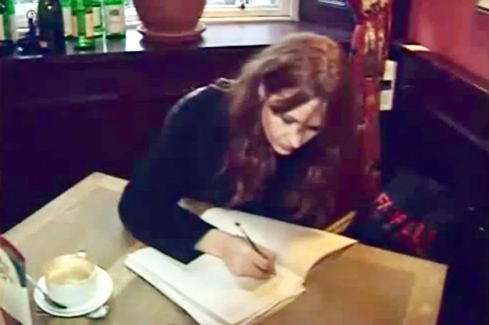 J. K. Rowling pisząca w kawiarni