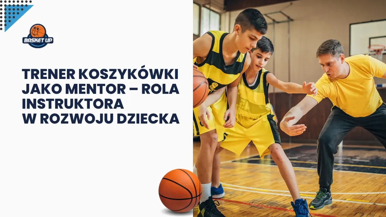 trener koszyk&oacute;wki tłumaczy taktykę grupie dzieci