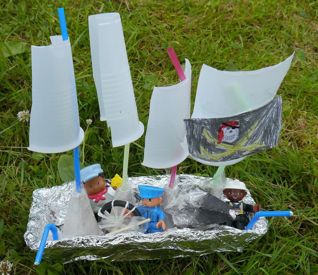 Statek z butelki plastikowej katamaran