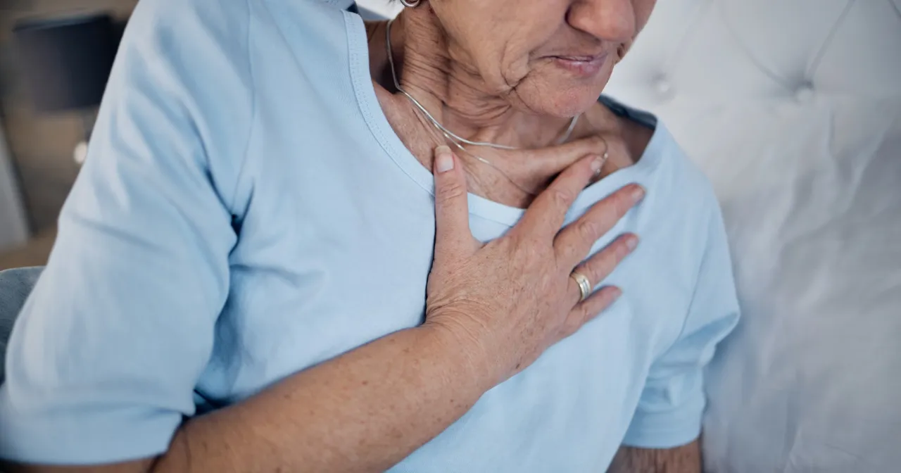 osoba z objawami wstrząsu, zimna spocona skóra, ból w klatce piersiowej
