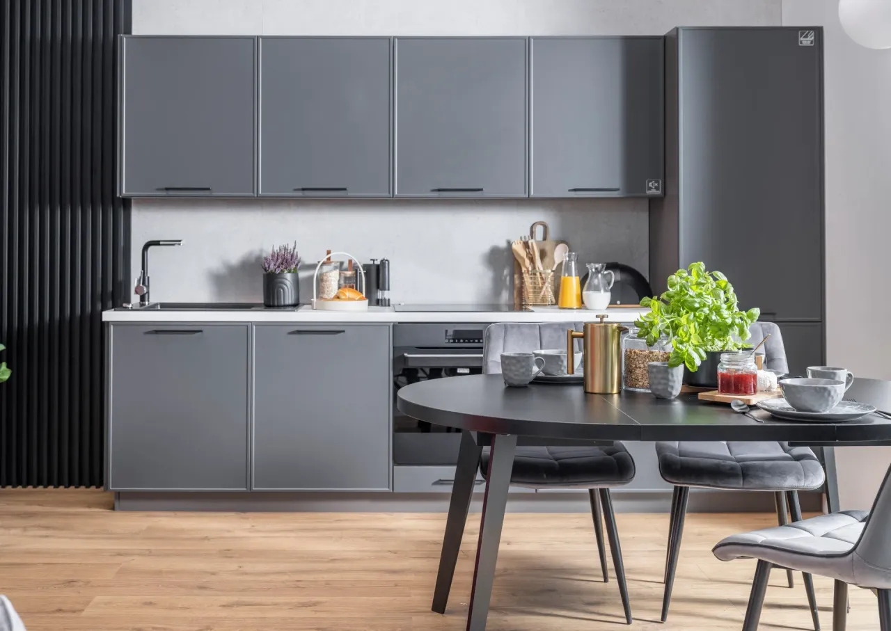 Szara kuchnia z białym blatem inspiracje