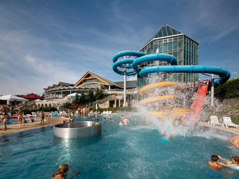 Termy BUKOVINA baseny zewnętrzne z widokiem na g&oacute;ry