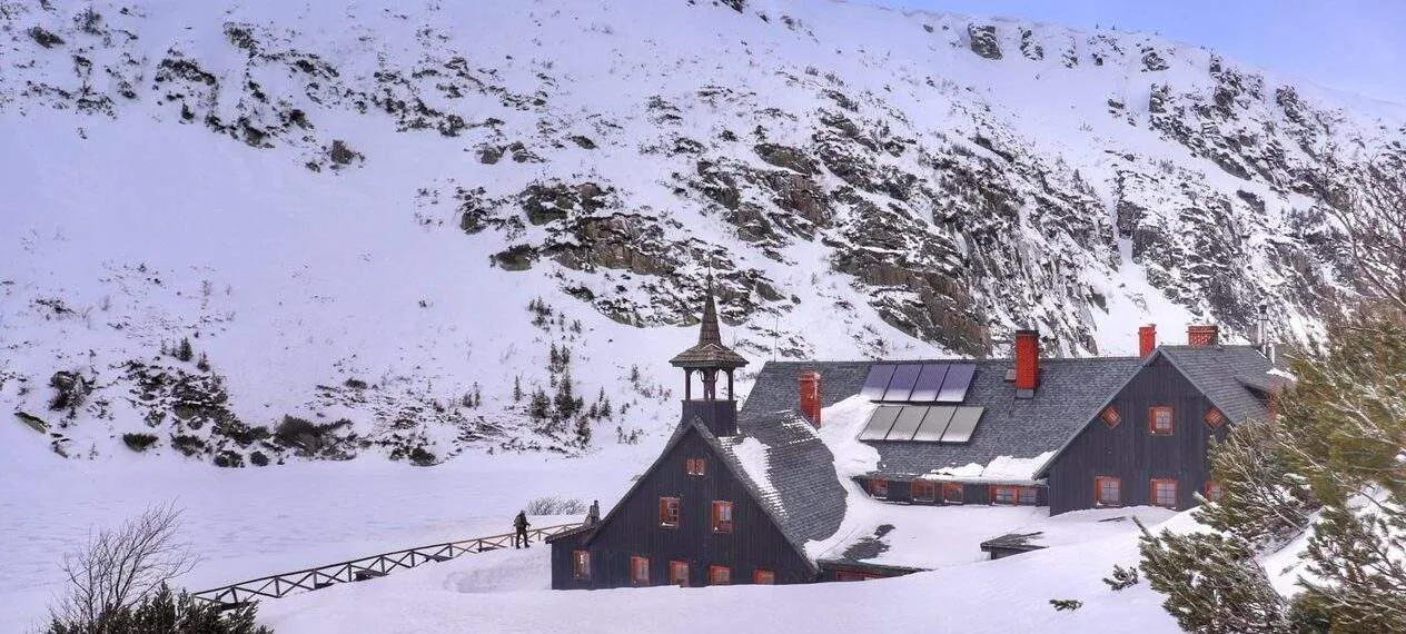 Karkonosze Śnieżka zimą schronisko Samotnia