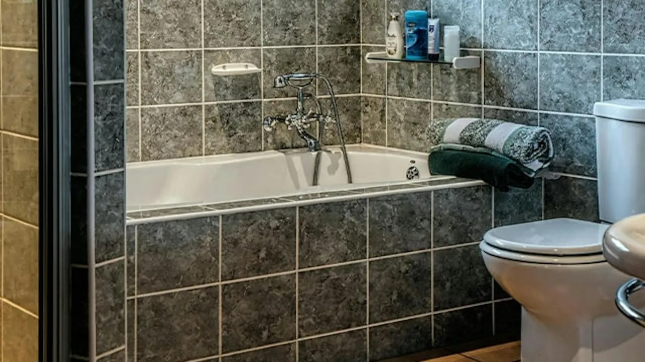 Łazienka po malowaniu płytek ceramicznych