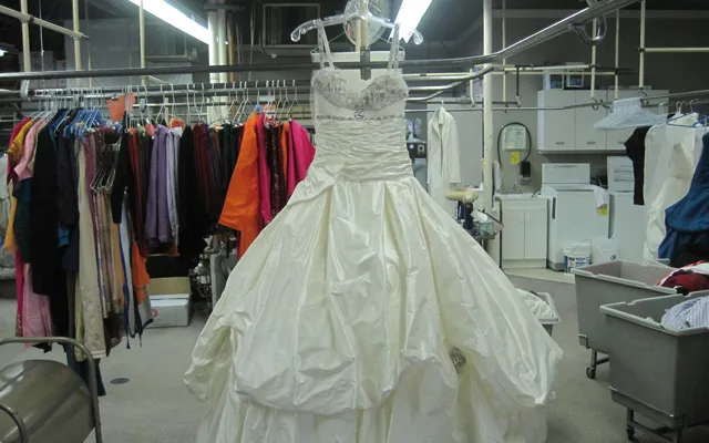 pranie sukni ślubnej przed i po