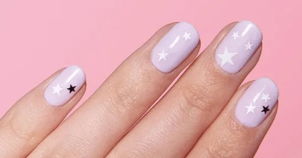 inspiracje paznokcie w gwiazdki minimalistyczne glamour gwiezdne niebo