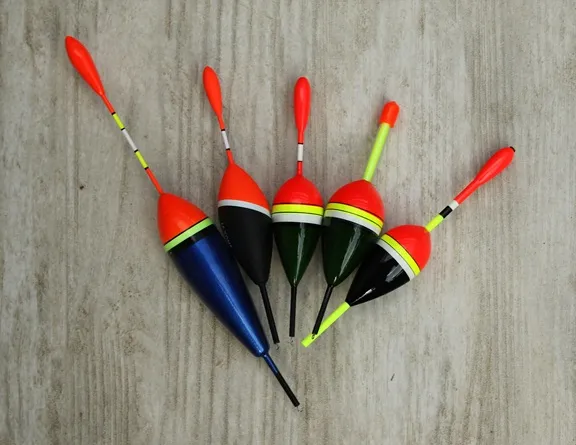 różne kształty spławików wędkarskich