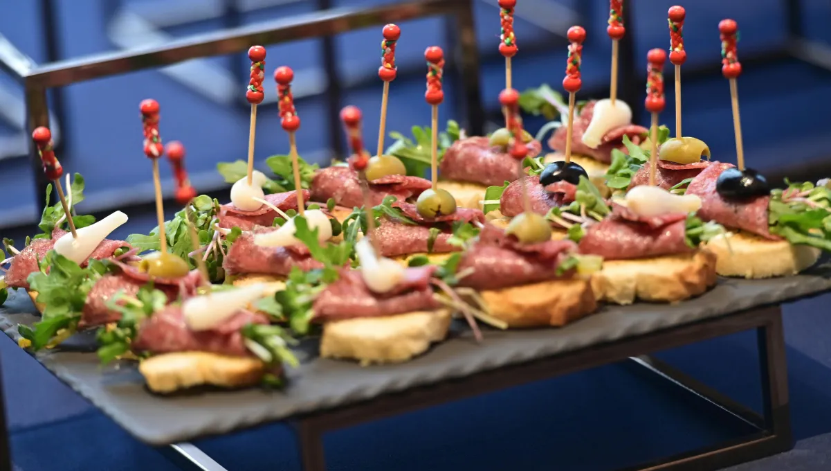 Nowoczesne przekąski finger food na st&oacute;ł urodzinowy