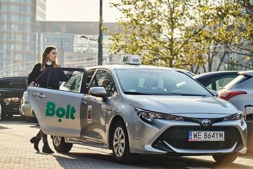 Porównanie taksówki Uber Bolt lotnisko