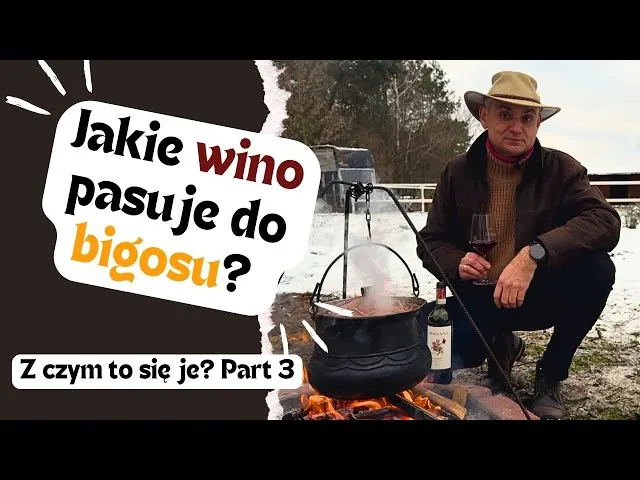 kucharz wlewający wino do garnka z bigosem