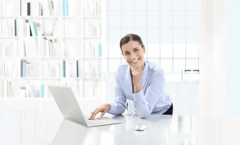 kobieta planująca swoją karierę przy biurku