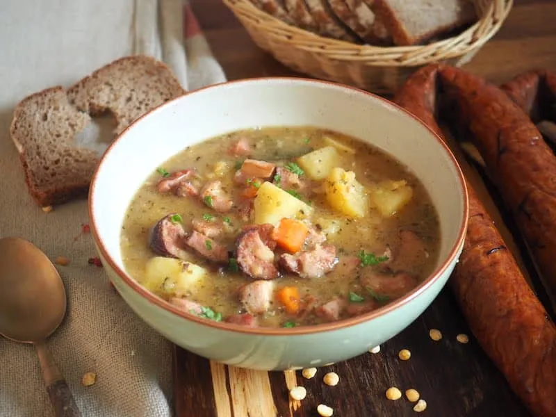 Groch&oacute;wka z wędzonką zupa gulaszowa z kiełbasą