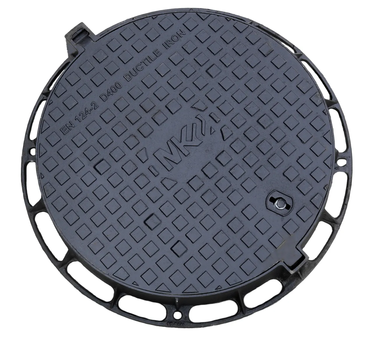 właz żeliwny A15 na trawniku i właz D400 na podjeździe