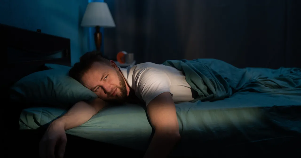 Mężczyzna zamyślony i zestresowany