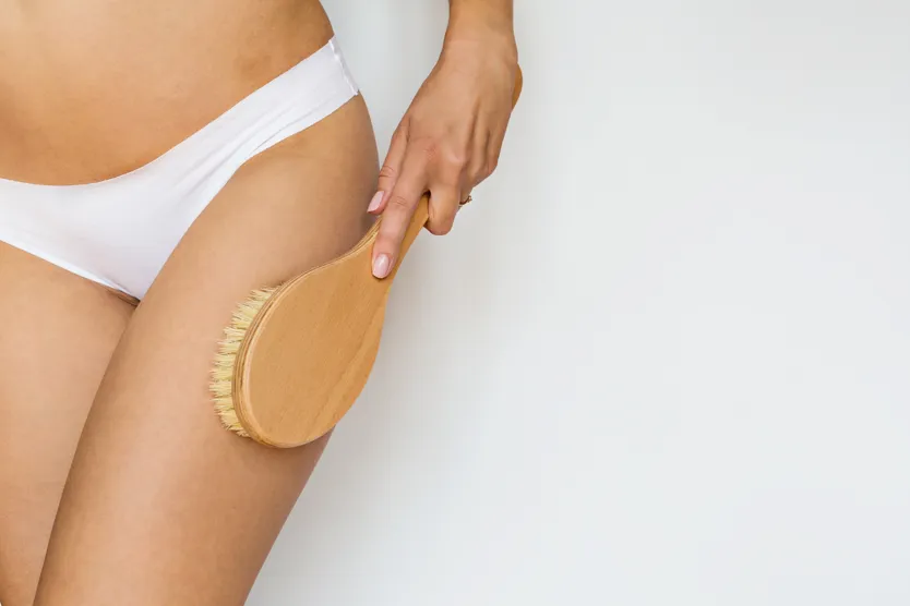 kobieta wykonująca szczotkowanie na sucho ud