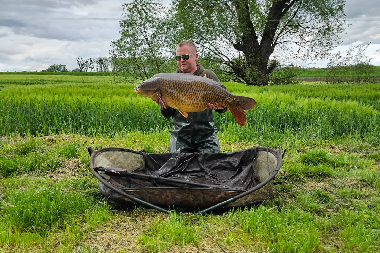Wędkarz z matą karpiową