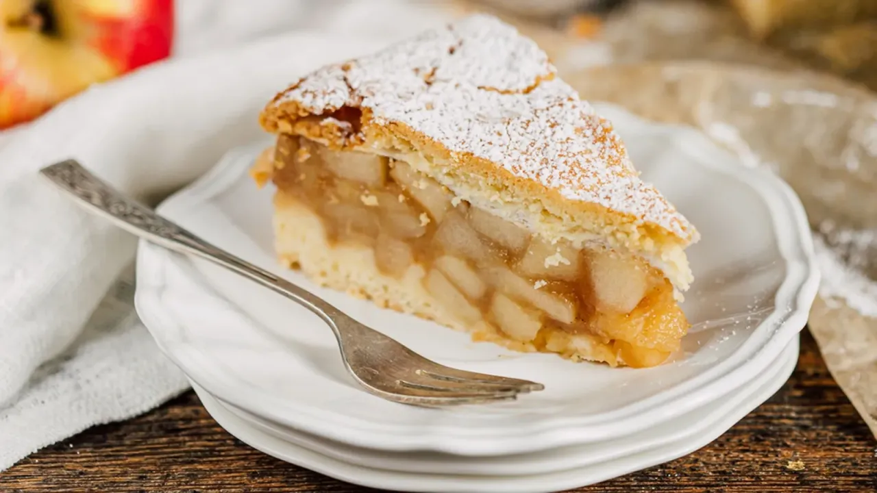 Pyszny kawałek szarlotki, idealny na deser. Ten przepis na szarlotkę jest prosty i szybki.