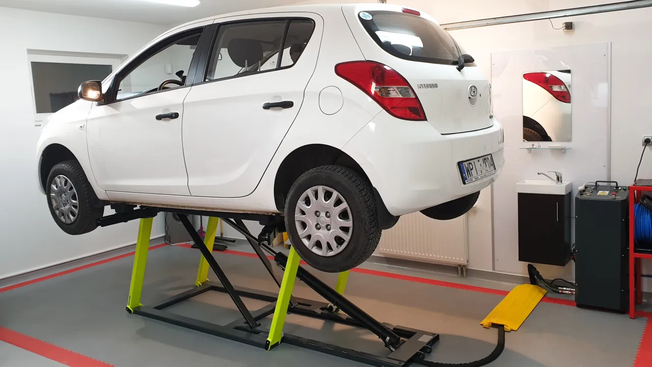 Hyundai i20 parkowanie w garażu