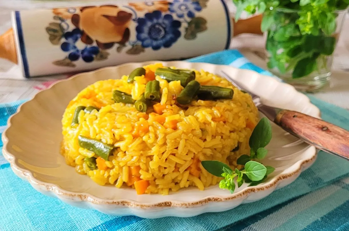 gotowy ryż z curry z dodatkami