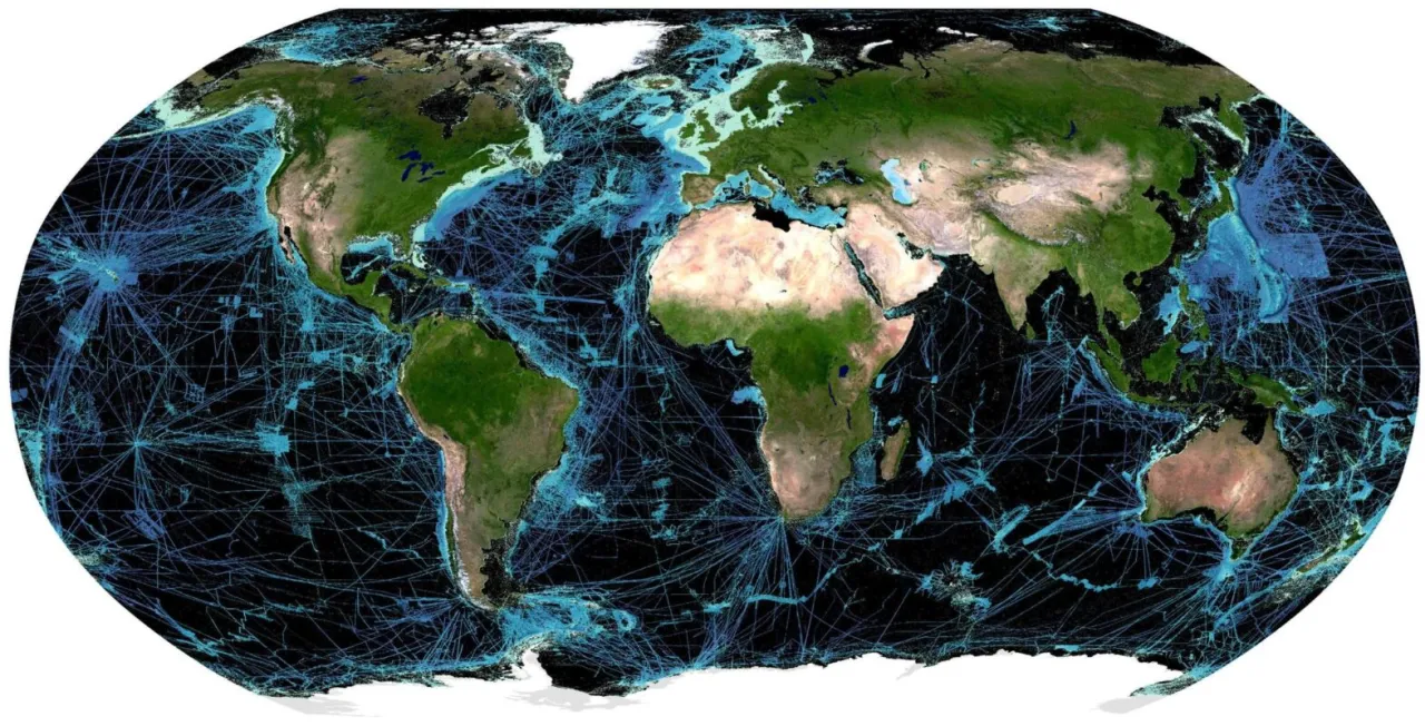 Mapa świata z zaznaczonymi trasami statków. Widać, jak wiele procent oceanu jest odkryte przez żeglugę.