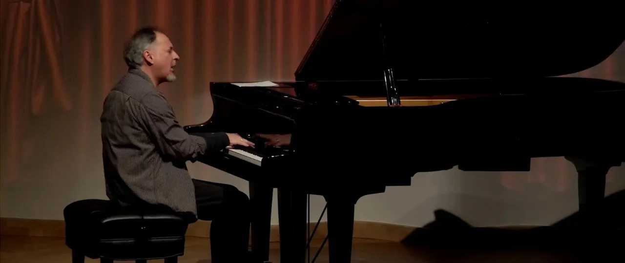 pianista grający na pianinie w domu lub fortepian w sali koncertowej