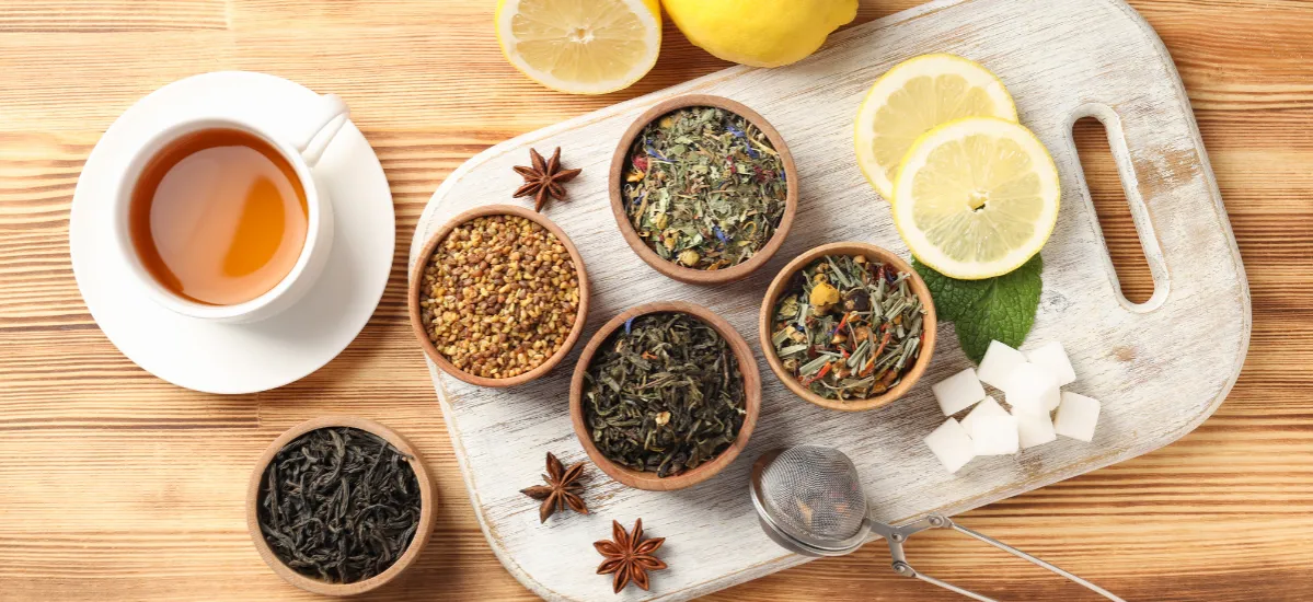 różne rodzaje herbat bezkofeinowych, rooibos, mięta, rumianek, owoce