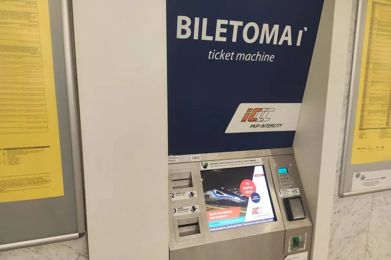 biletomat na dworcu kolejowym