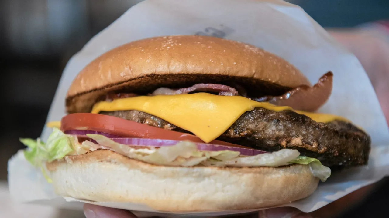 Pyszny burger z bekonem, serem, pomidorem i sałatą. Idealny obiad z Burger King vs restauracji.