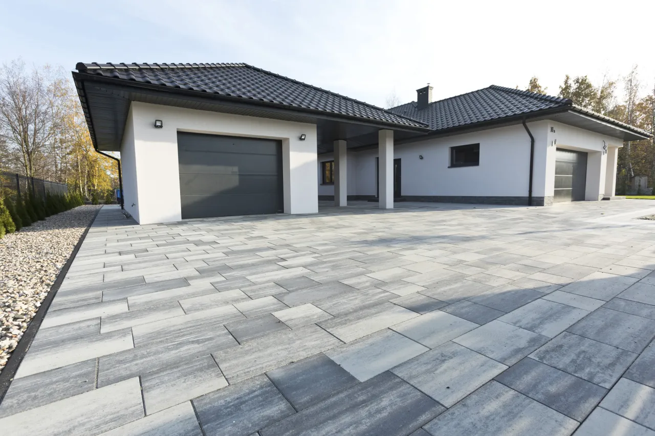 nowoczesny podjazd płyty betonowe vs kostka