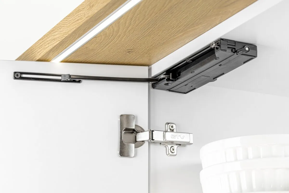 Uszkodzony mechanizm cichego domyku