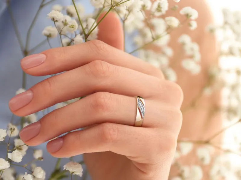 osoba praworęczna obrączka na lewej ręce